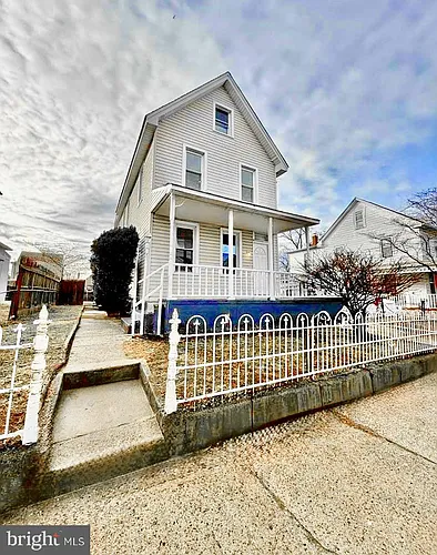 136 Webster St Photo 1