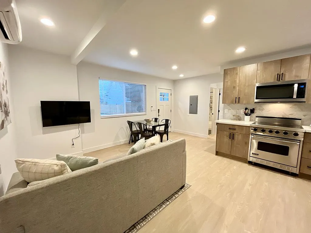 3 bed, 884 sqft, $3,750 — Photo 4