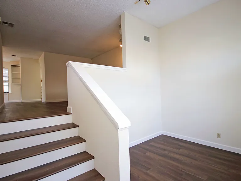 416 N Bushnell Ave #F — Photo 2