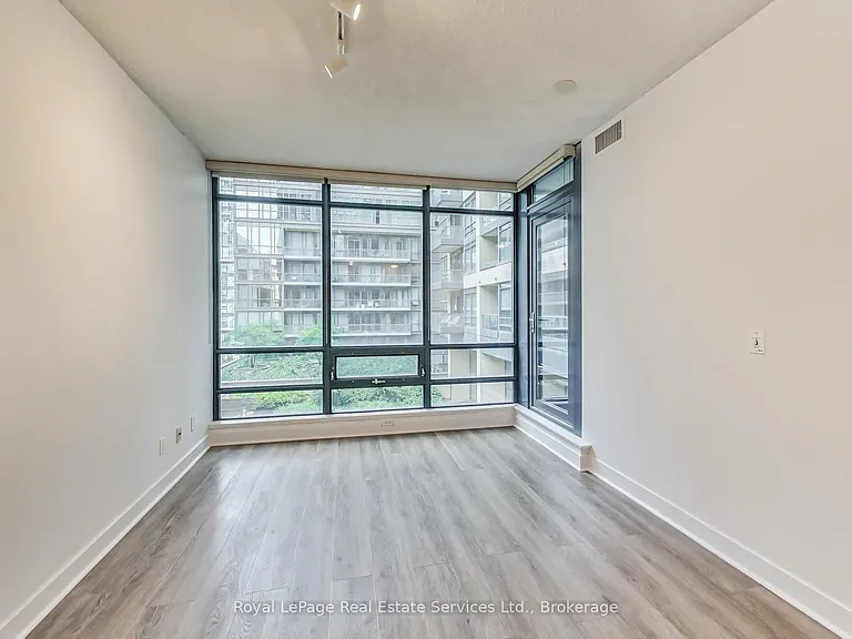 438 King St W #402 — Photo 5