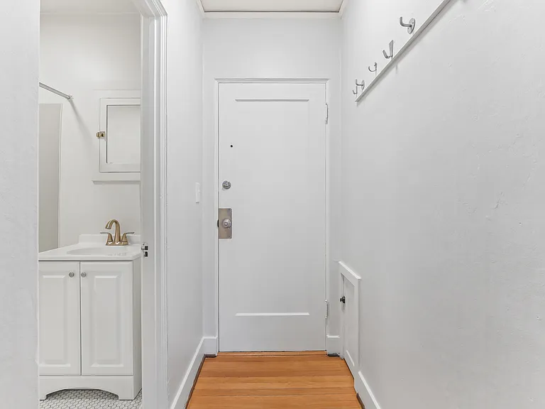 2128 SE Hawthorne Blvd - Caldwell Apartments — Photo 16