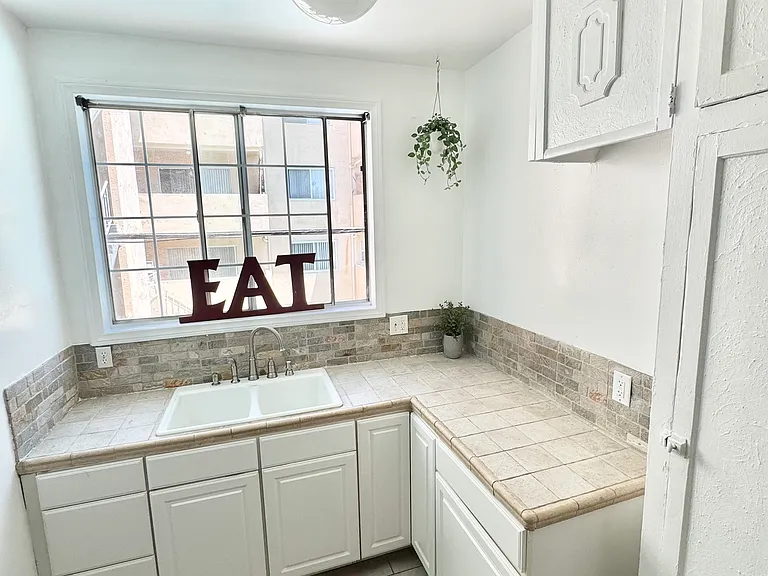 1758 Winona Blvd #6 — Photo 10