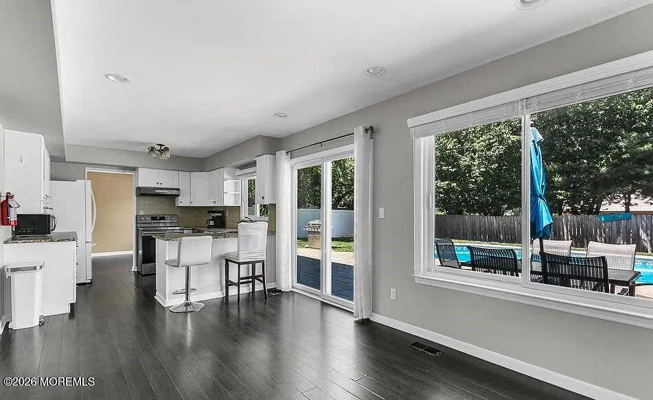 4 bed, 1.5 bath, 1692 sqft, $4,100 — Photo 4