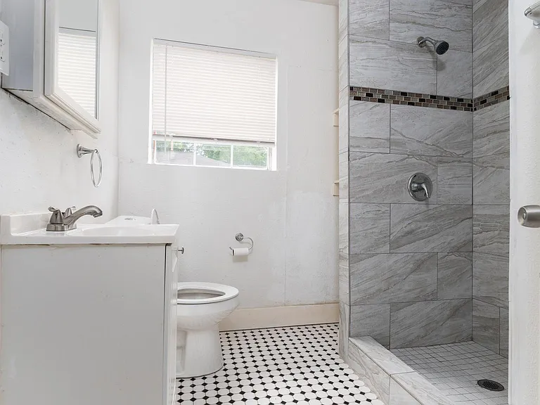5105 Bell St #3 — Photo 5
