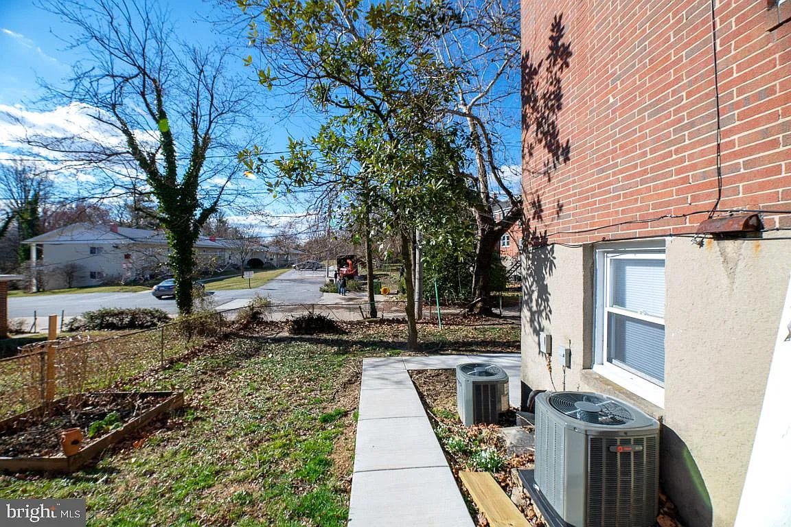2 bed, 1.0 bath, 1170 sqft, $1,550 — Photo 1