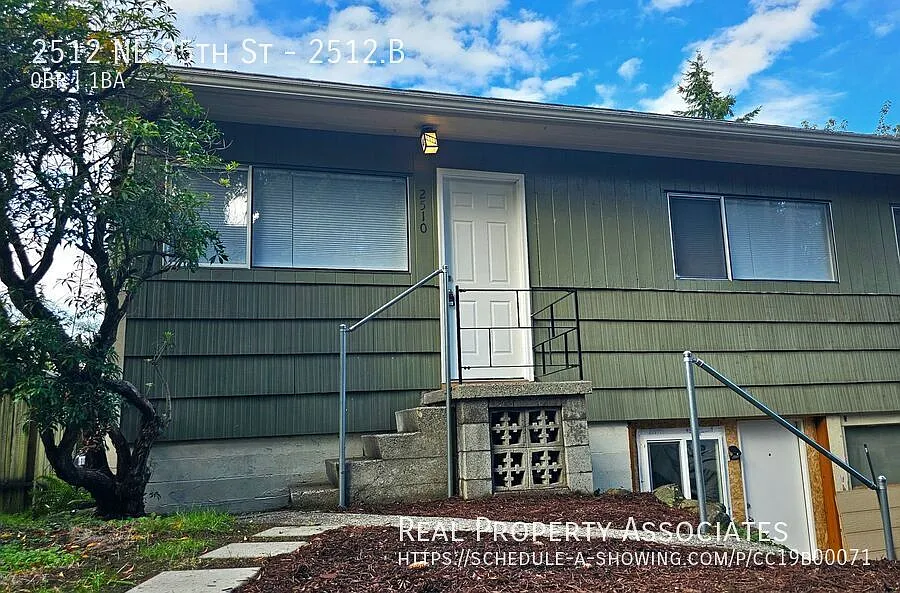 Studio Unit in Maple Leaf with Updated Bathroom and Appliances — Photo 1