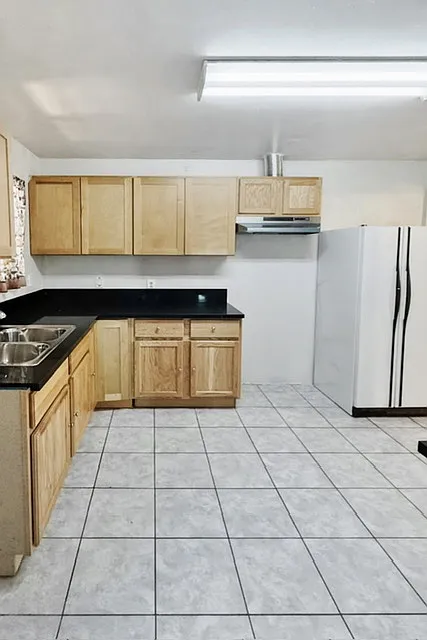 5 bed, 1800 sqft, $3,200 — Photo 3