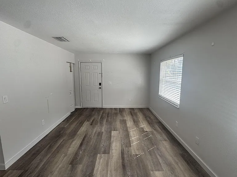 1711 W Carmen St #B — Photo 9