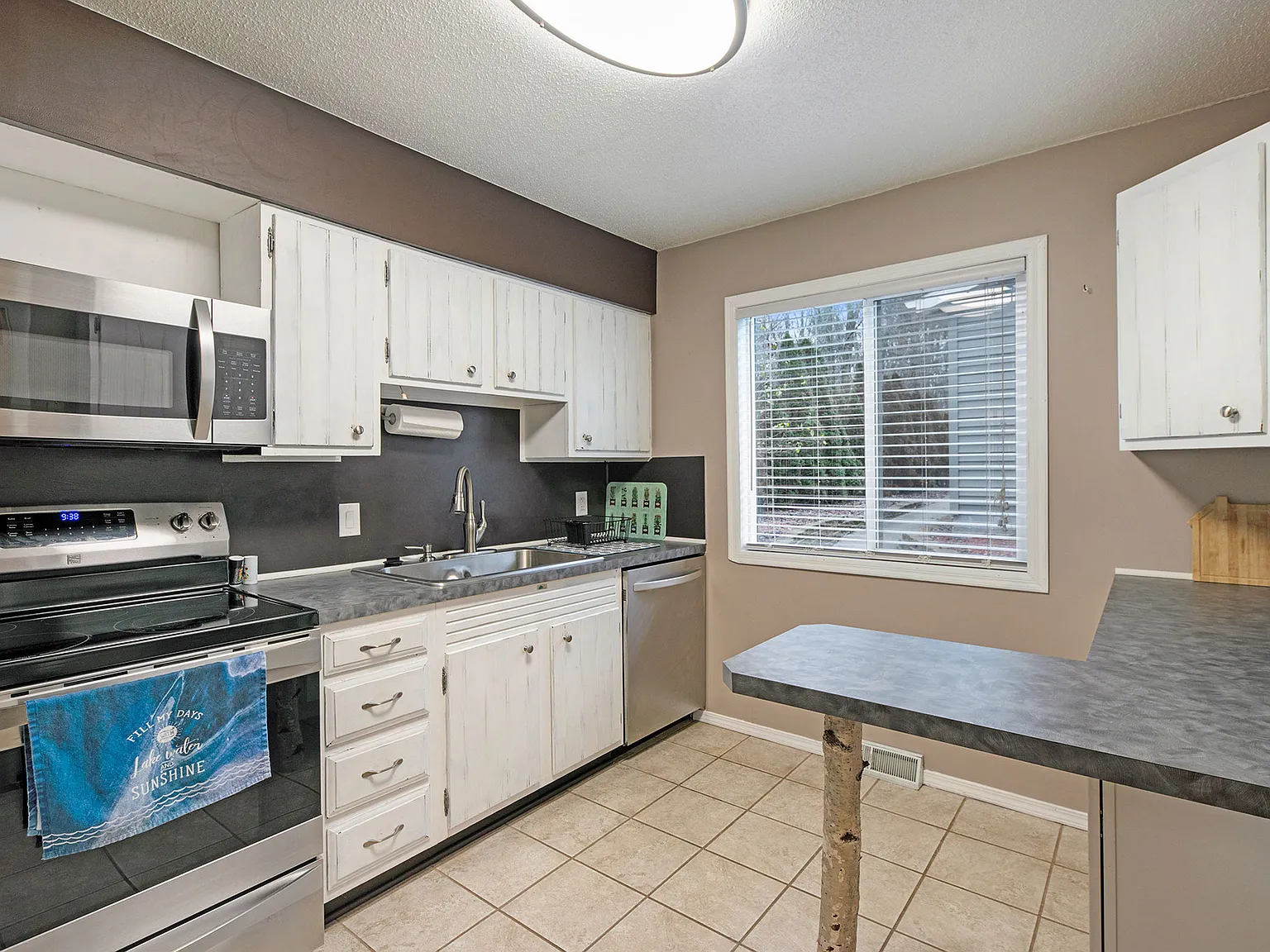 3 bed, 2.5 bath, 1408 sqft, $1,800 — Photo 3