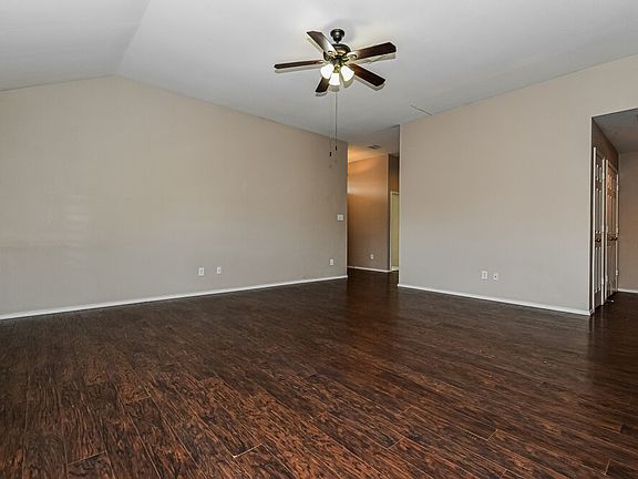 4th image of 906 Oak Hollow Ln