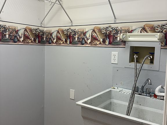 laundry room (off-kitchen)