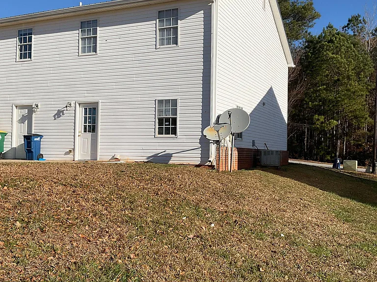 121 Westchester Cir — Photo 2