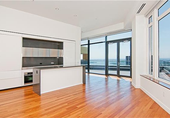 2nd image of 15 William St Penthouse 3
