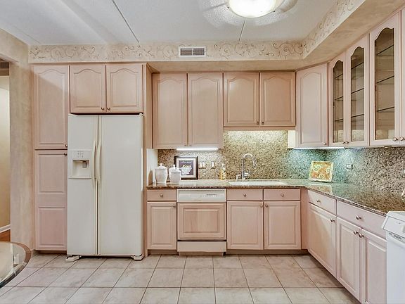 5th image of 425 Village Grn Unit 408