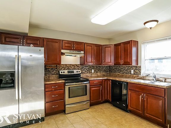 5th image of 762 Lake Edward Dr