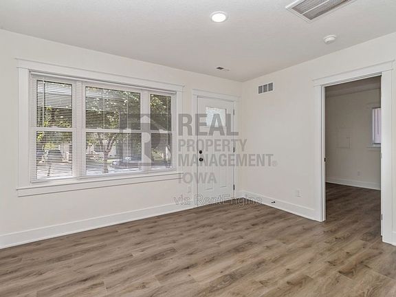 3rd image of 925 Hackley Ave