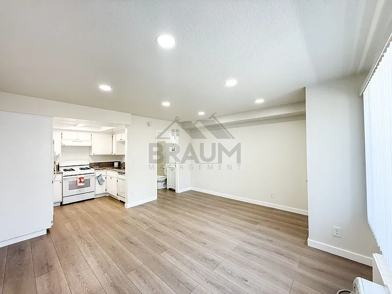 5245 RIVERTON AVE. — Photo 4