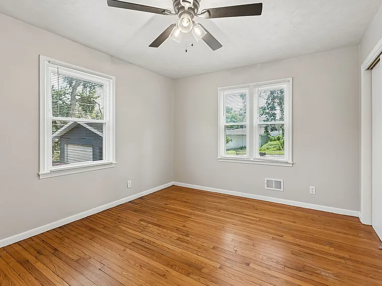 3915 Crown Point Ave — Photo 14
