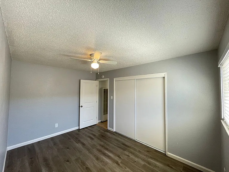 Lone Pine Apartments — Photo 17