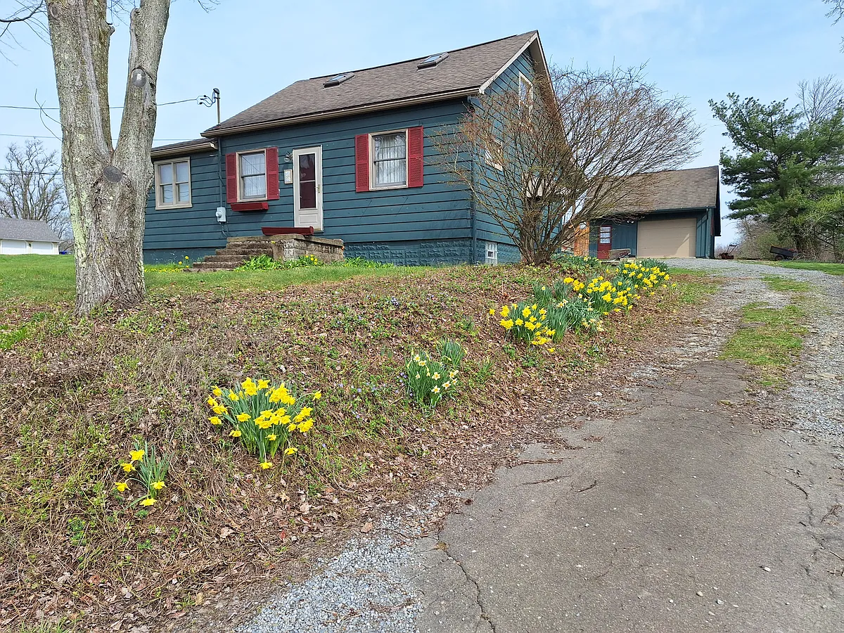 Building Photo - 664 Tulip Dr