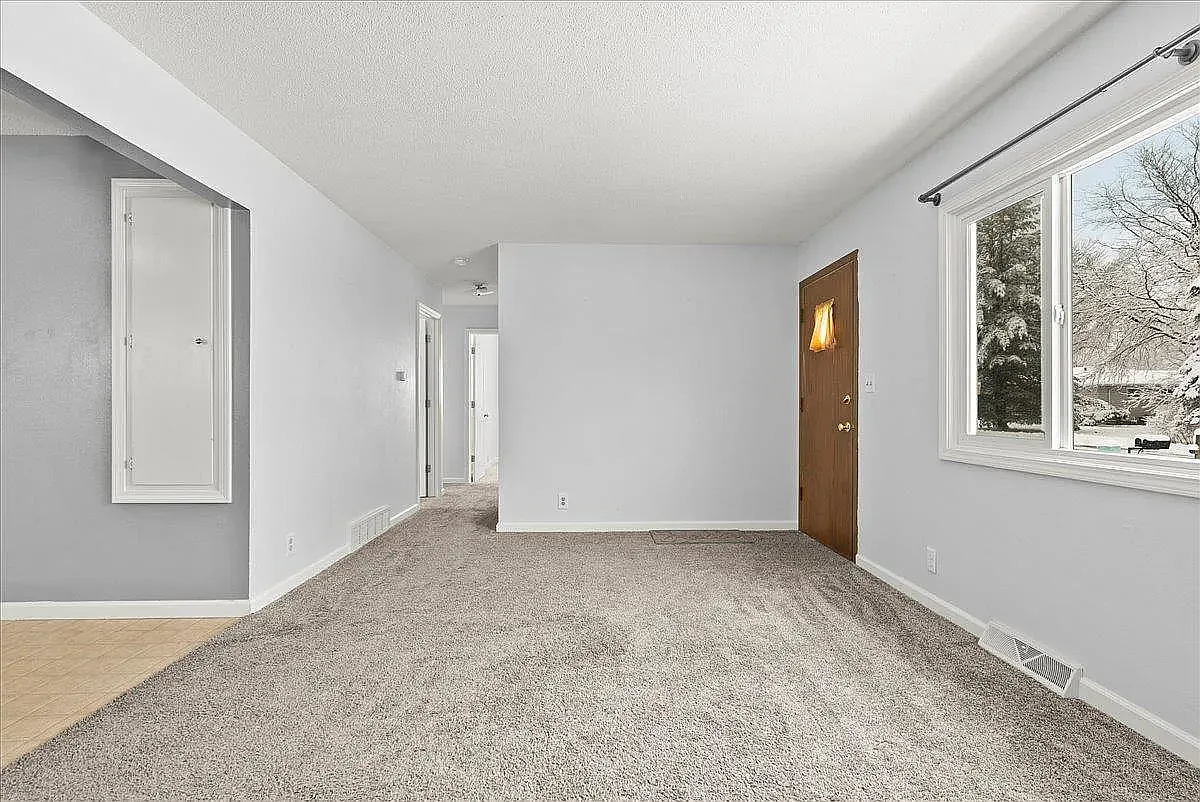 3 bed, 950 sqft, $1,650 — Photo 2