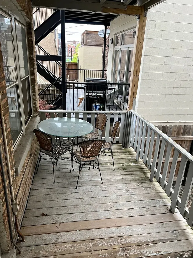 Building Photo - 876 N Marshfield Ave #1R