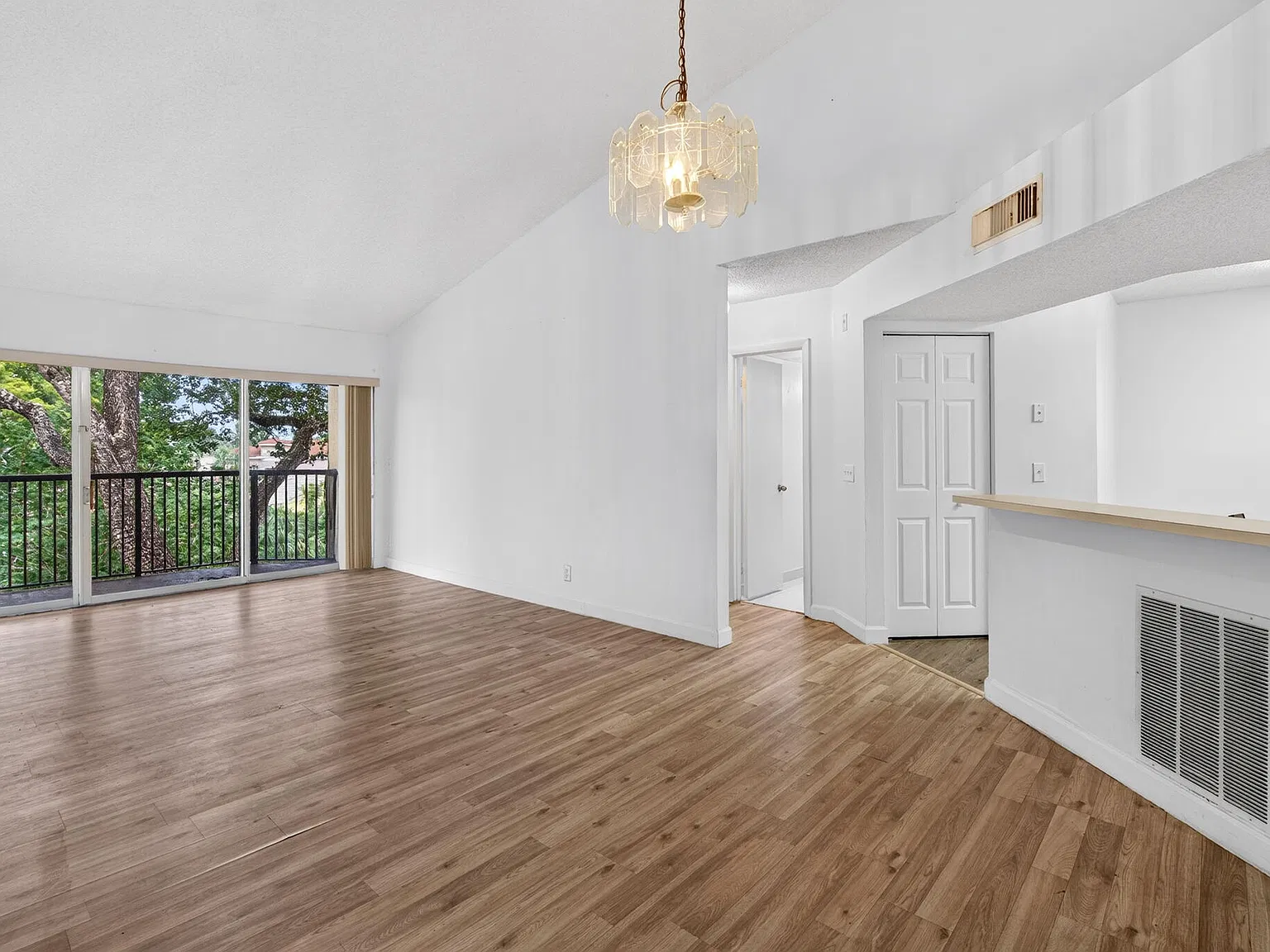 2 bed, 2.0 bath, 984 sqft, $1,980 — Photo 4