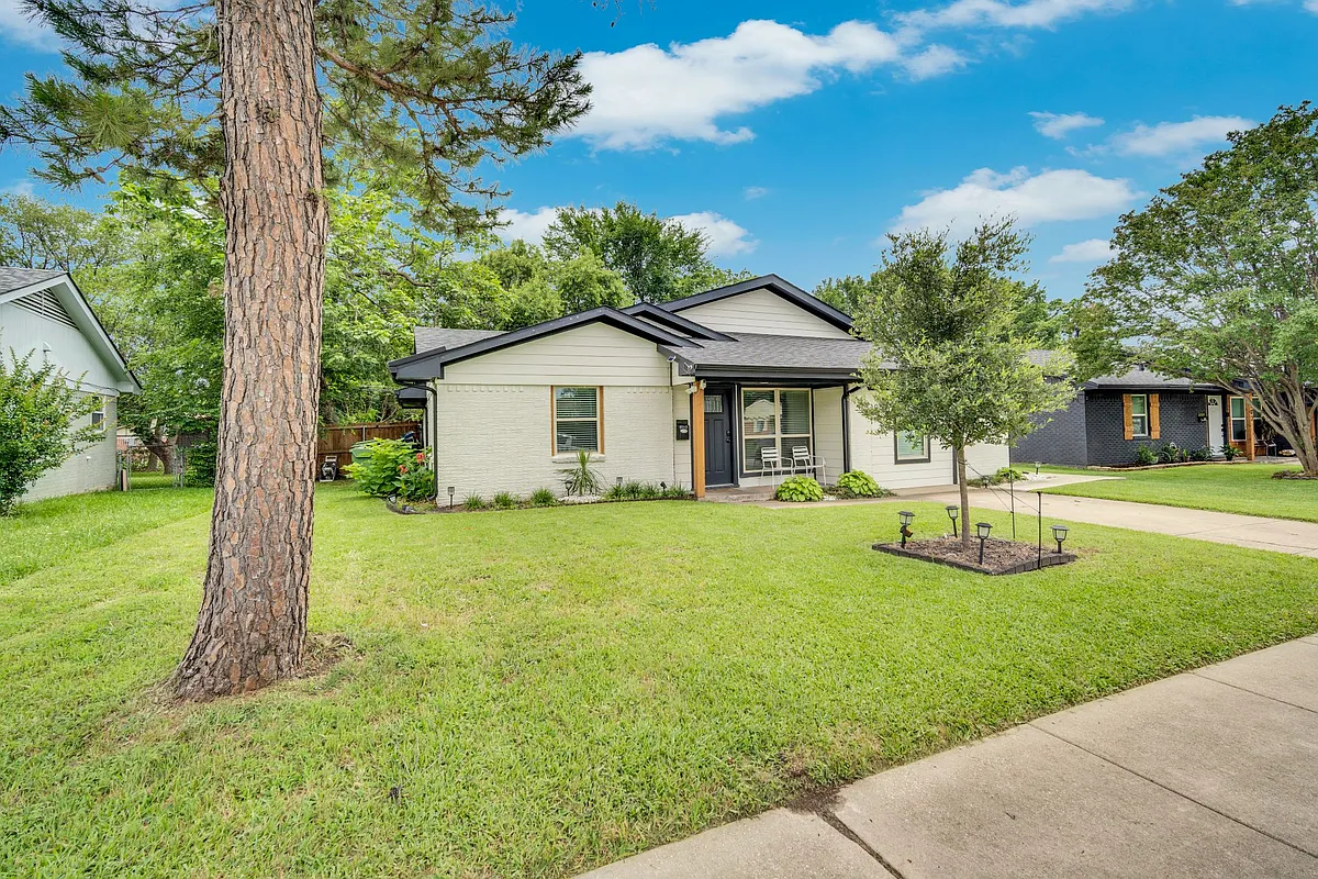 Building Photo - 206 E Chico Dr