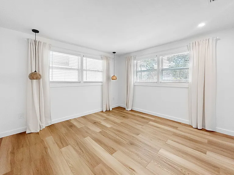 4631 Queensboro Ave S — Photo 9