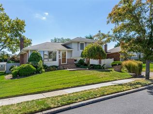 11 Eleanor Ln, Plainview, NY 11803