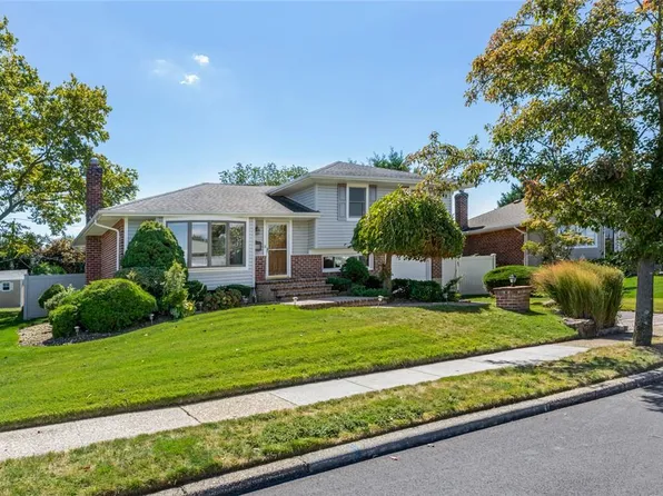 11 Eleanor Lane, Plainview, NY 11803