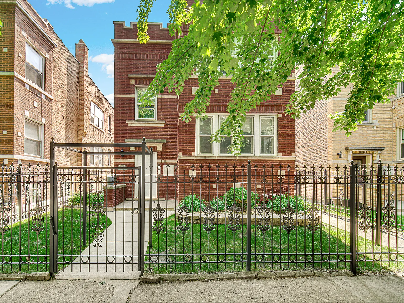 2 bed, 1200 sqft, $2,400 — Photo 1