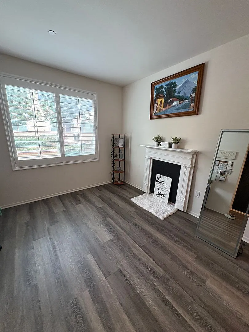 Beautifully Upgraded 2 Bedroom, 2-Bathroom Condo--Ontario — Photo 3