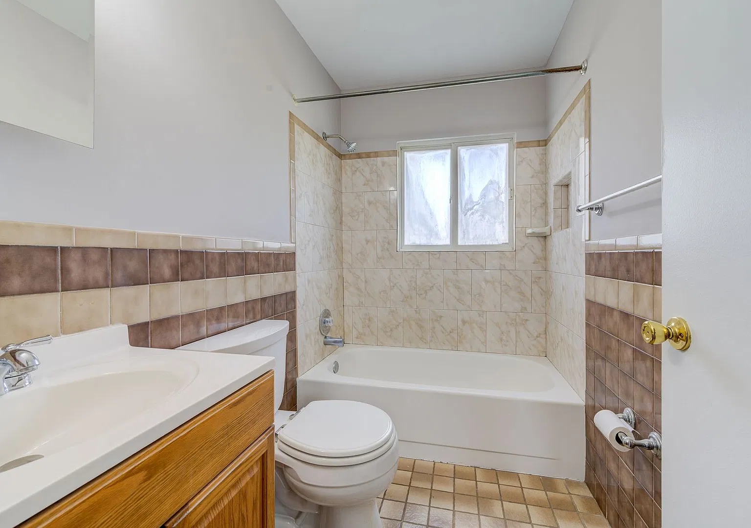 (354) 3937-39 Jane — Photo 4