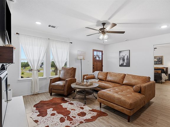 4th image of 1057 Hereford Dr