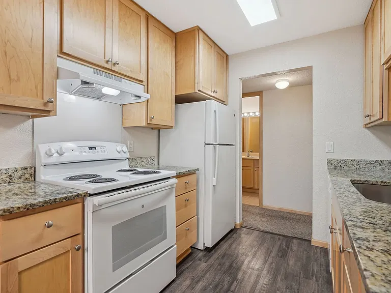 Larpenteur Estates Apartments — Photo 42