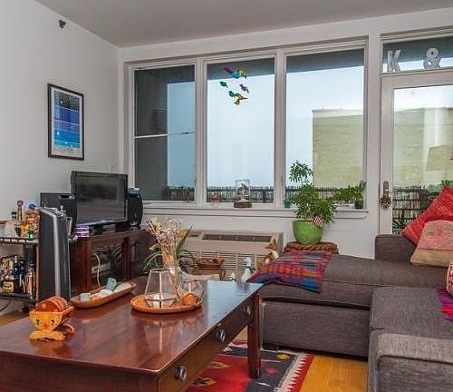 3rd image of 387 Franklin Ave #3R