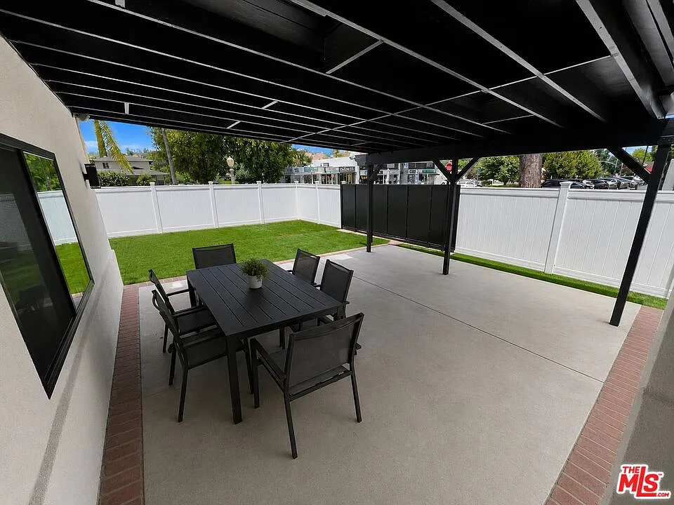 2 bed, 2.0 bath, 1100 sqft, $3,500 — Photo 3
