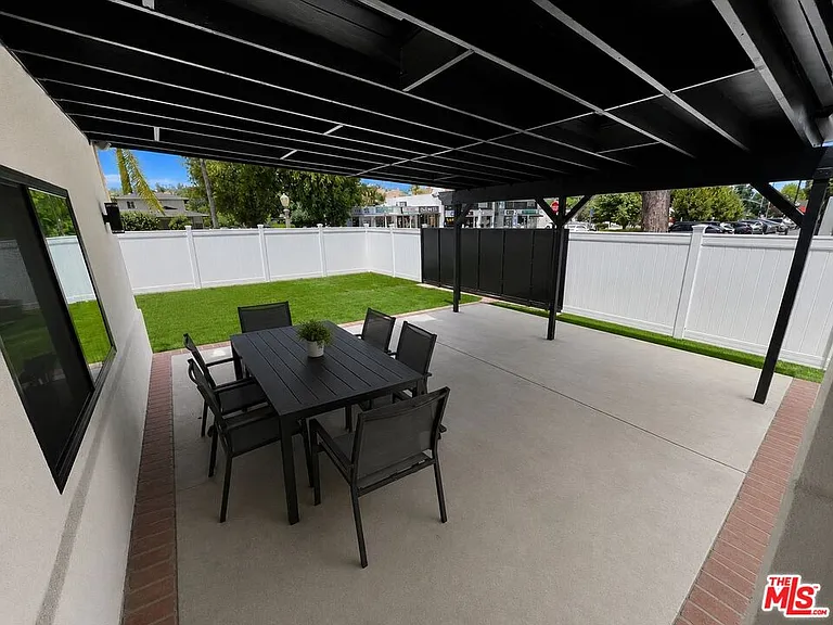 4852 Topanga Canyon Blvd — Photo 3