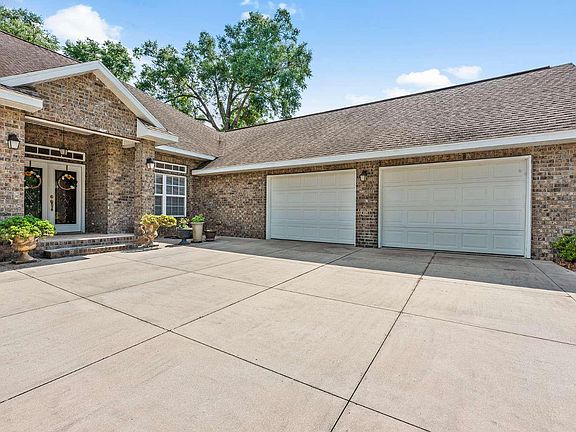 3rd image of 304 SW Short Leaf Dr