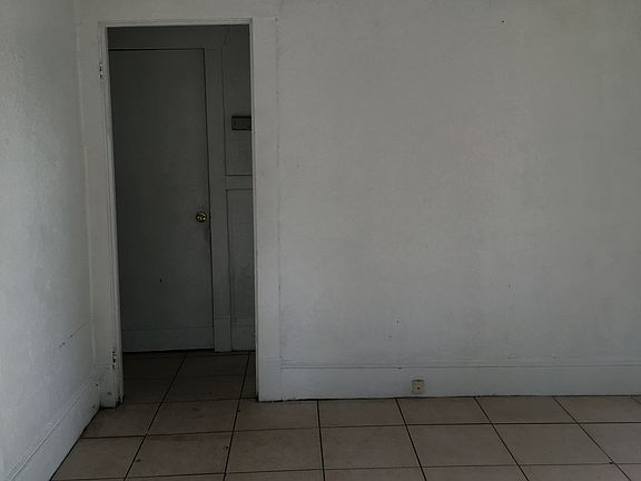 4th image of 140 W 22nd St