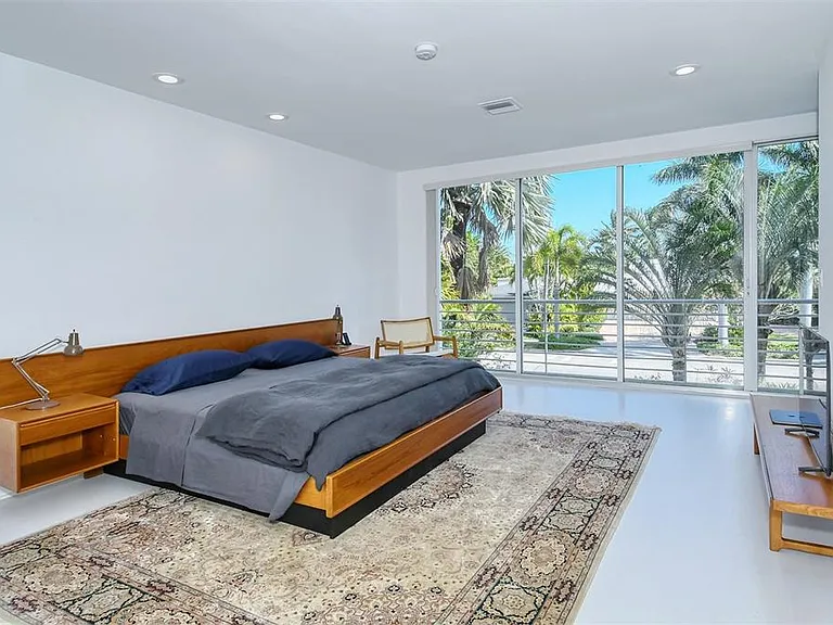 213 N Washington Dr — Photo 45