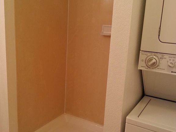 Shower/Washerf & Dryer