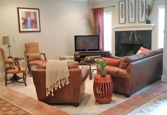 5th image of 213 Chimney Hill Cir