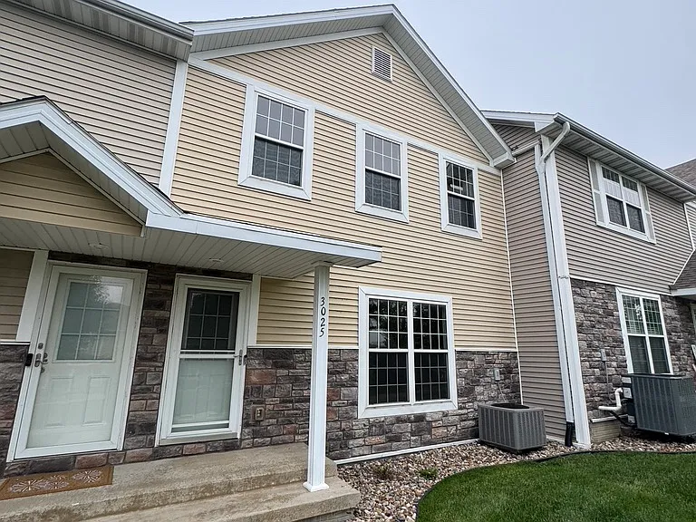 3025 SW White Birch Dr — Photo 1