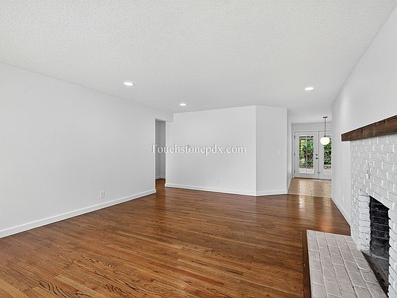 5th image of 2060 Oak St