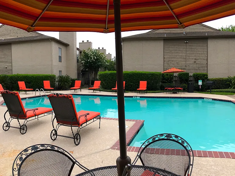 Wilshire Park Apartments — Photo 9