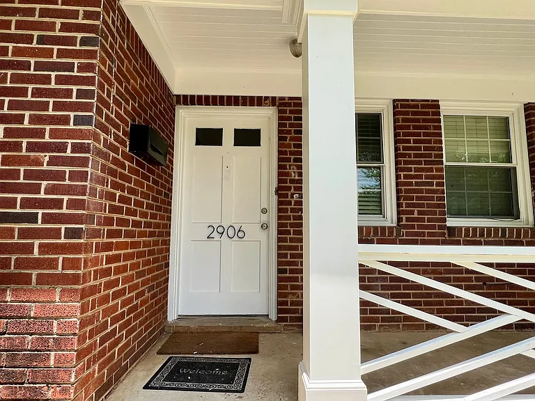 2906 Lincoln St — Photo 2