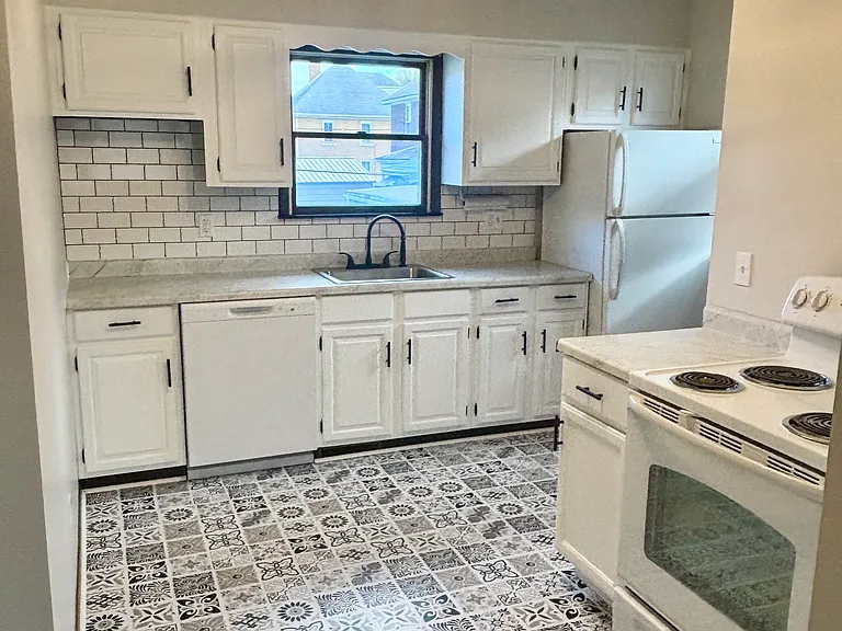 1033 Wilson Ave — Photo 2
