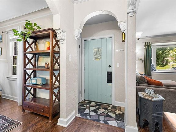 3rd image of 715 E Gregory Blvd